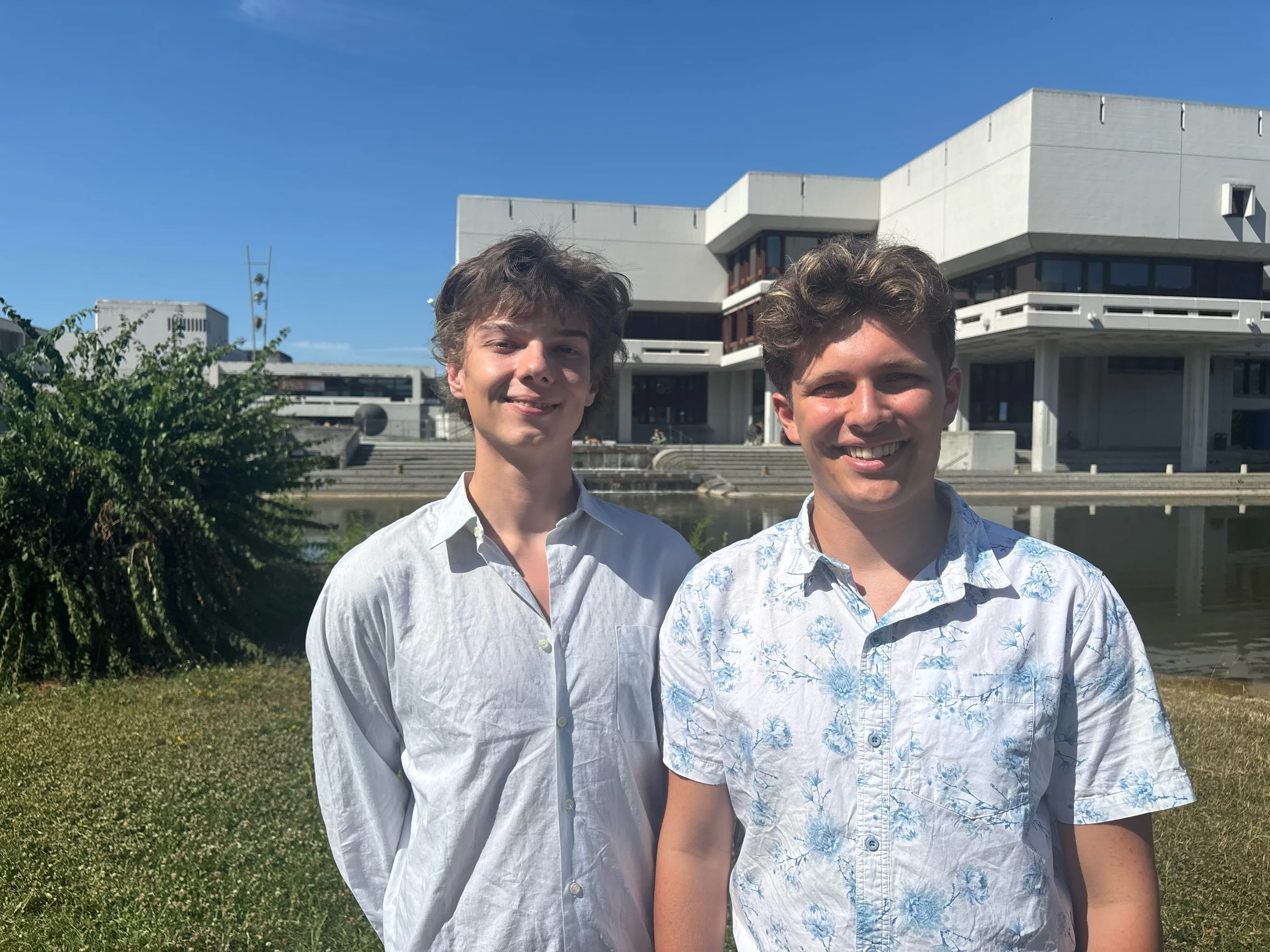 Felix Ipfling und Moritz Schmid vor der Uni Regensburg